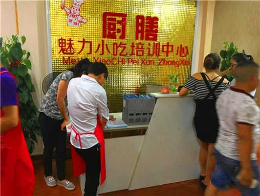 泉州新學(xué)員前來咨詢小吃培訓(xùn)現(xiàn)場