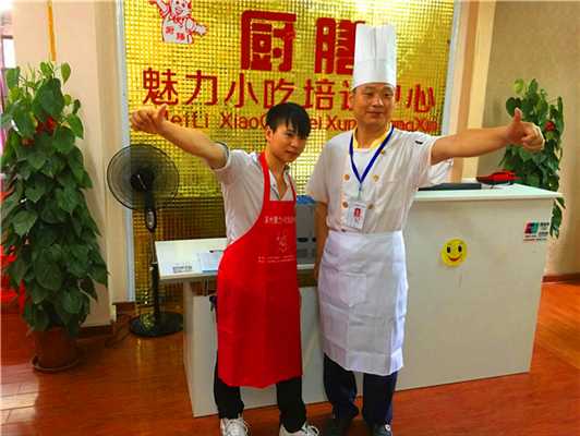 魅力小吃培訓(xùn)師徒在前臺合影