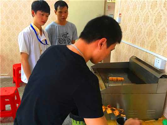 魅力小吃培訓(xùn)學員鐵板燒現(xiàn)場制作案例
