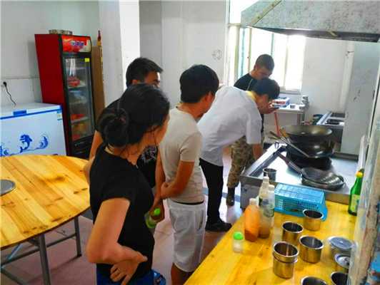 魅力小吃培訓(xùn)學(xué)員特色小炒師傅手把手教學(xué)案例