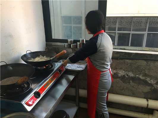 魅力小吃培訓(xùn)學(xué)員大娘水餃制作實操現(xiàn)場案例