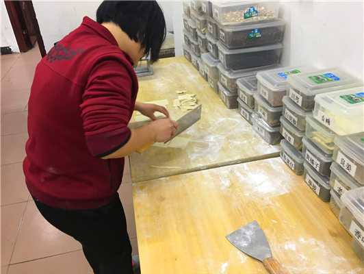 魅力小吃培訓(xùn)學(xué)員沙縣小吃之餛飩皮現(xiàn)場(chǎng)制作案例