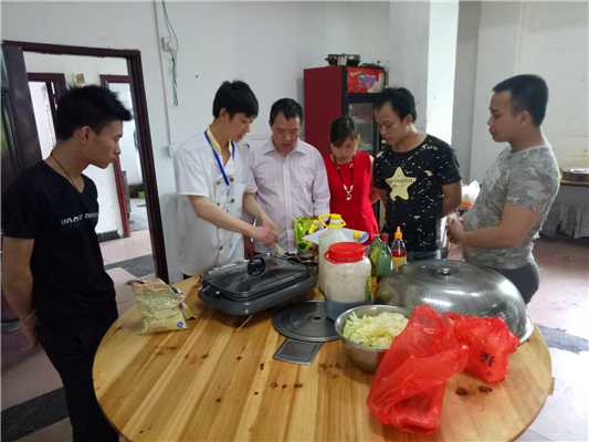 魅力小吃培訓學員紙上烤魚培訓指導多名學員現(xiàn)場案例