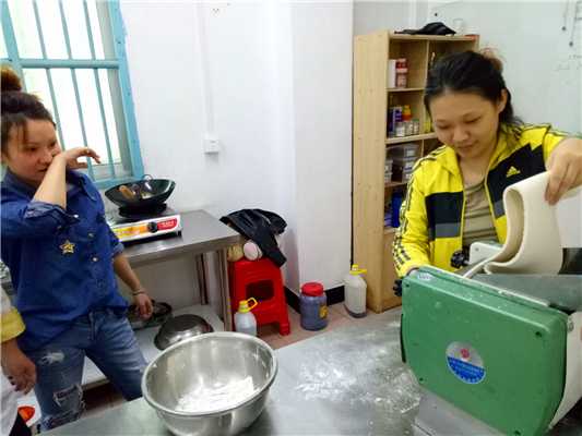 魅力小吃培訓(xùn)學(xué)員沙縣小吃之餃子皮制作實(shí)操案例