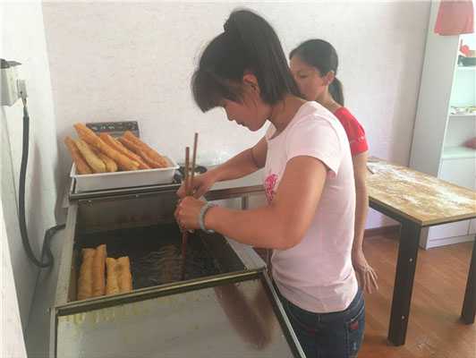 魅力小吃培訓(xùn)學(xué)員油炸油條實(shí)踐現(xiàn)場(chǎng)案例