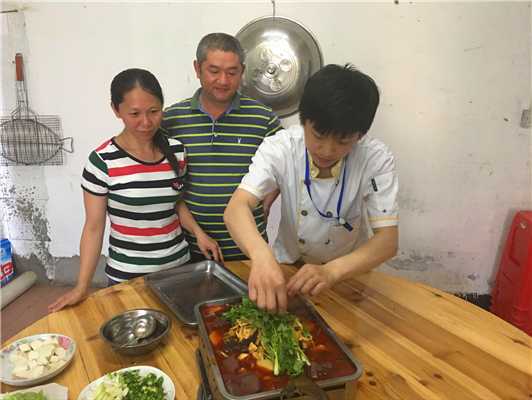 魅力小吃培訓(xùn)學(xué)員小吃培訓(xùn)師傅現(xiàn)場(chǎng)教制作諸葛烤魚案例