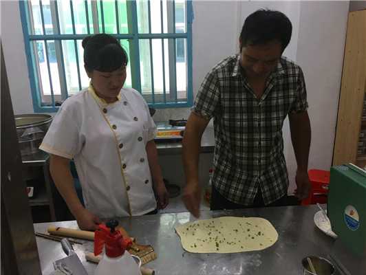 魅力小吃培訓學員一對一指導花卷制作現(xiàn)場案例