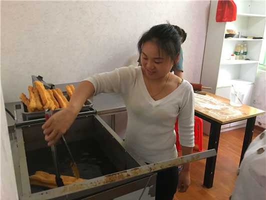 魅力小吃培訓(xùn)學(xué)員健康油條制作實(shí)操現(xiàn)場(chǎng)案例