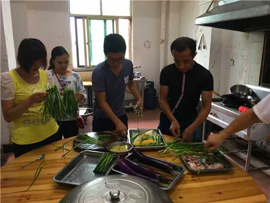 魅力小吃培訓(xùn)學(xué)員燒烤前備料及燒烤原料實(shí)踐現(xiàn)場案例