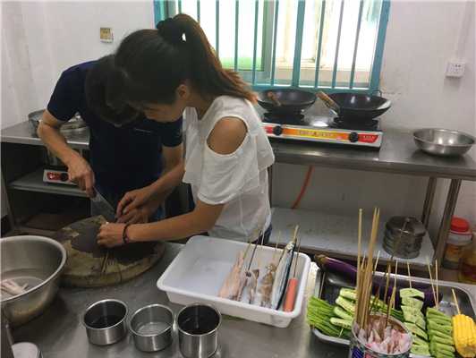 魅力小吃培訓(xùn)學(xué)員肉類燒烤備料實(shí)踐操作現(xiàn)場(chǎng)案例