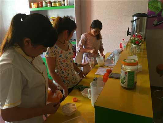 魅力小吃培訓(xùn)學(xué)員珍珠奶茶學(xué)習(xí)調(diào)制實(shí)操現(xiàn)場(chǎng)案例