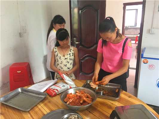 魅力小吃培訓學員炸雞漢堡實踐操作現(xiàn)場案例