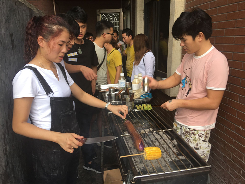 魅力小吃培訓(xùn)學(xué)員夜宵燒烤培訓(xùn)烤茄子實操中案例